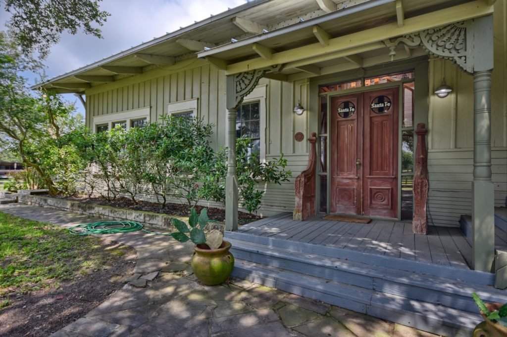 Exterior Main House Front Porch B (Photo by John Deans, Deans Imaging)