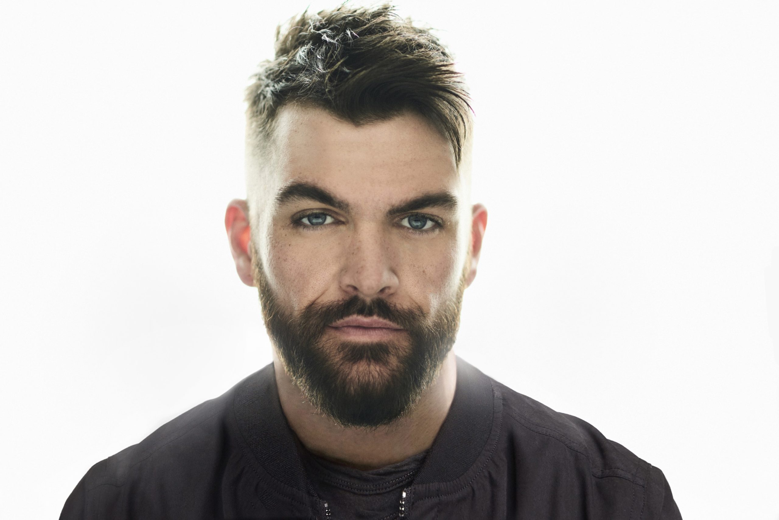 Скотт страна какая. Брюнет с бородой. New Truck Dylan Scott. Dylan Scott Drake.