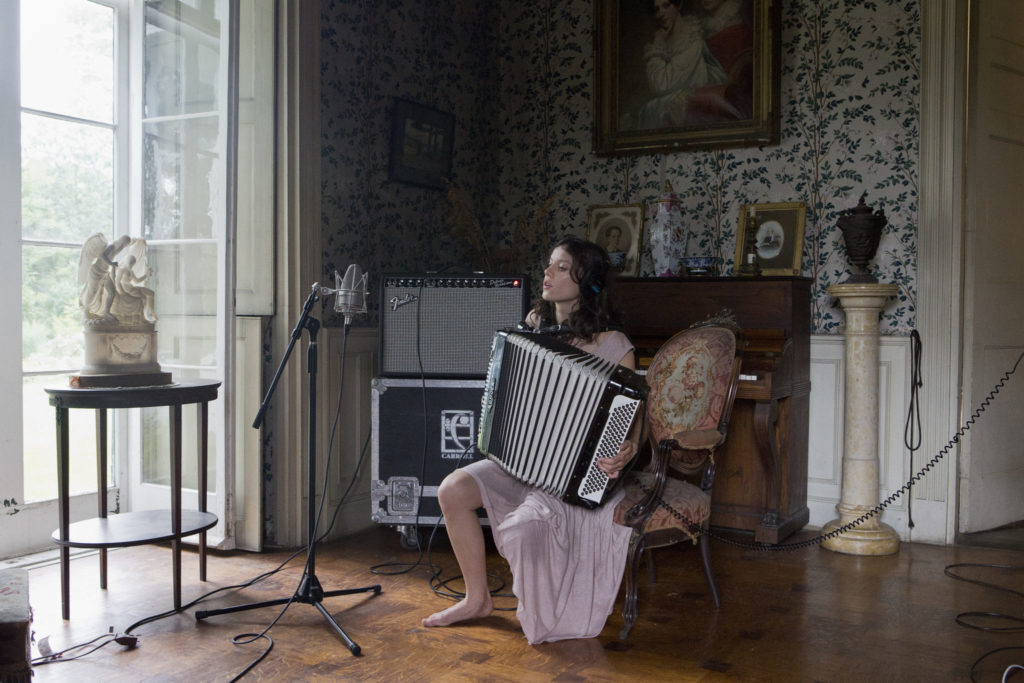 Ragnar Kjartansson’s “The Visitors” (Photo by Elisabet Davids)