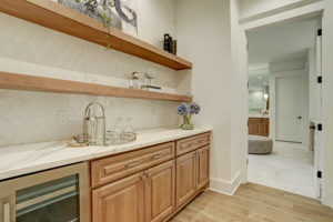 2502 Goldsmith – enjoy coffee and cocktails in the master