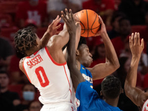 University of Houston Cougars men’s basketball team opened their 2021-2022 season with an overtime victory over the HofstraPride, complete with the presentation of a banner commemorating their trip to last season’s Final Four, Tuesday night at the Fer