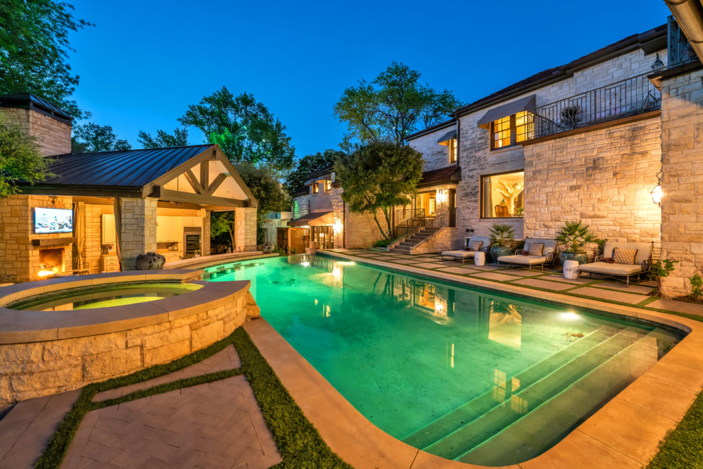 2710 – The outdoor oasis of 2710 Simondale.