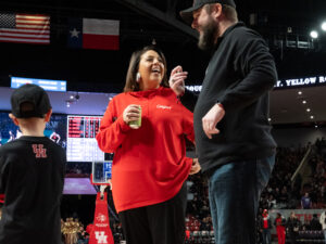 The Houston Cougars defeated the Kansas State Wildcats 74-52, extending their home winning streak to 17 in a row behind Jamal Shead ’s 17 points and J’Wan Roberts 14 points and six rebounds, at the Fertitta Center